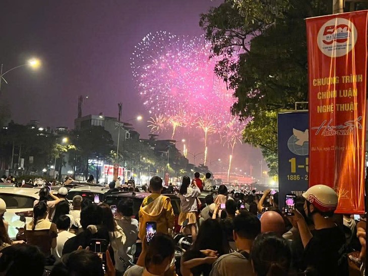 Chen chân ngắm pháo hoa tuyệt đẹp ở sân vận động Mỹ Đình - Hình 4 Chen chan ngam phao hoa tuyet dep o san van dong My Dinh-Hinh-4