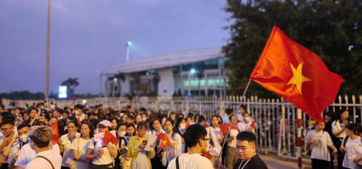 Chen chân ngắm pháo hoa tuyệt đẹp ở sân vận động Mỹ Đình Chen chan ngam phao hoa tuyet dep o san van dong My Dinh
