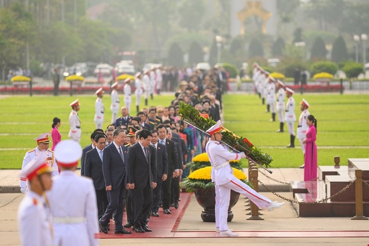 Lãnh đạo Đảng và Nhà nước viếng lăng Chủ tịch Hồ Chí Minh - Hình 2 Lanh dao Dang va Nha nuoc vieng lang Chu tich Ho Chi Minh-Hinh-2