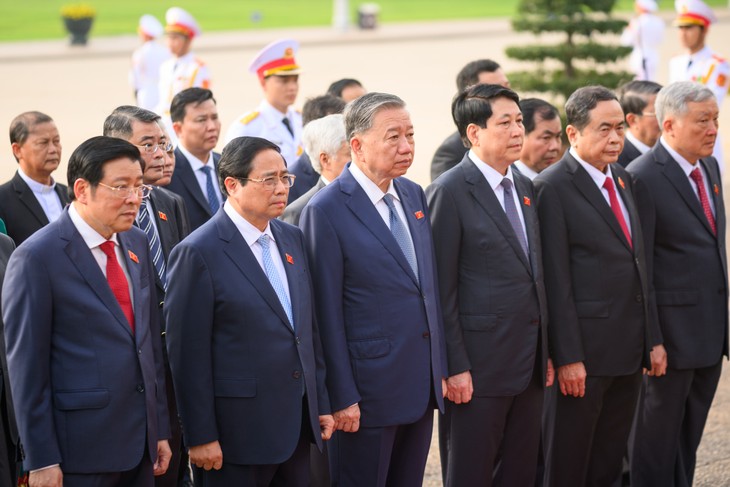 Lãnh đạo Đảng và Nhà nước viếng lăng Chủ tịch Hồ Chí Minh - Hình 3 Lanh dao Dang va Nha nuoc vieng lang Chu tich Ho Chi Minh-Hinh-3