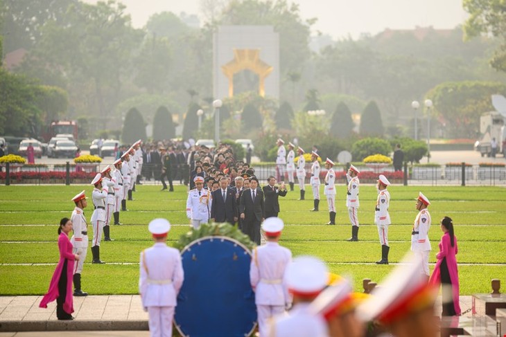 Lãnh đạo Đảng và Nhà nước viếng lăng Chủ tịch Hồ Chí Minh Lanh dao Dang va Nha nuoc vieng lang Chu tich Ho Chi Minh