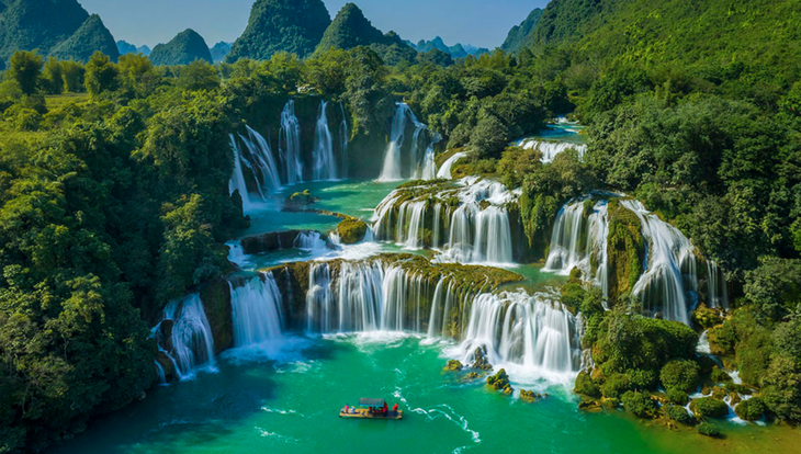 Nằm trong vườn quốc gia ba bể, hồ ba bể là một thắng cảnh tuyệt đẹp được mệnh danh là “thiên hạ đệ nhất hổ”. Chắc hẳn sẽ chẳng còn điều gì tuyệt vời hơn khi du khách tới đây sẽ được trải nghiệm cảm giác lênh đênh giữa đêm trên hồ để ngắm cảnh sông nước, núi non. Ảnh dulich24h Nằm trong vườn quốc gia ba bể, hồ ba bể là một thắng cảnh tuyệt đẹp được mệnh danh là “thiên hạ đệ nhất hổ”. Chắc hẳn sẽ chẳng còn điều gì tuyệt vời hơn khi du khách tới đây sẽ được trải nghiệm cảm giác lênh đênh giữa đêm trên hồ để ngắm cảnh sông nước, núi non. Ảnh dulich24h