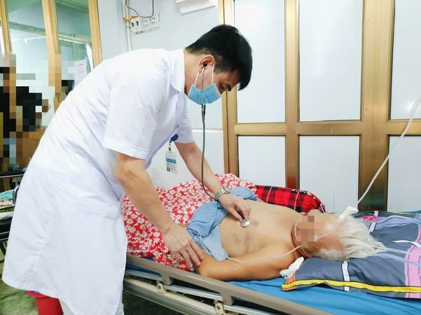 Bác sỹ Chuyên khoa II Nguyễn Anh Tuấn – Trưởng khoa khoa Hồi sức tích cực – Chống độc, Bệnh viện đa khoa tỉnh Tuyên Quang thăm khám cho bệnh nhân ngộ độc ấu tẩu - ảnh BVCC