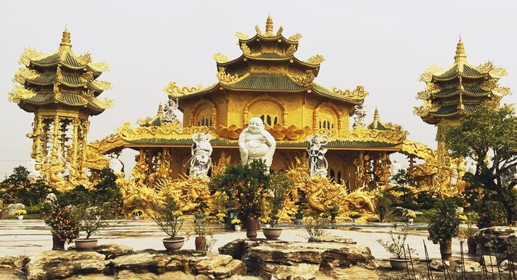 Ngôi chùa “dát vàng” ở Hưng Yên khiến du khách mê mẩn - Hình 3 Ngoi chua “dat vang” o Hung Yen khien du khach me man-Hinh-3