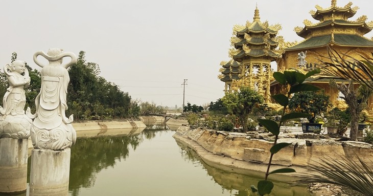 Ngôi chùa “dát vàng” ở Hưng Yên khiến du khách mê mẩn - Hình 4 Ngoi chua “dat vang” o Hung Yen khien du khach me man-Hinh-4