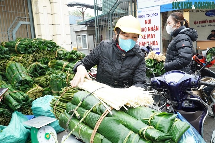 Nhộn nhịp chợ lá dong lâu đời nhất Hà Nội ngày cận Tết - Hình 3 Nhon nhip cho la dong lau doi nhat Ha Noi ngay can Tet-Hinh-3