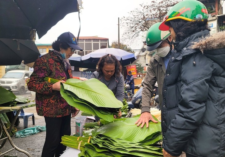 Nhộn nhịp chợ lá dong lâu đời nhất Hà Nội ngày cận Tết - Hình 4 Nhon nhip cho la dong lau doi nhat Ha Noi ngay can Tet-Hinh-4