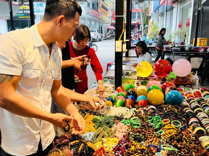 Bên trong phiên chợ đá quý bày bán như rau tại Việt Nam - Hình 2 Ben trong phien cho da quy bay ban nhu rau tai Viet Nam-Hinh-2