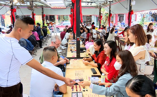 Bên trong phiên chợ đá quý bày bán như rau tại Việt Nam - Hình 4 Ben trong phien cho da quy bay ban nhu rau tai Viet Nam-Hinh-4
