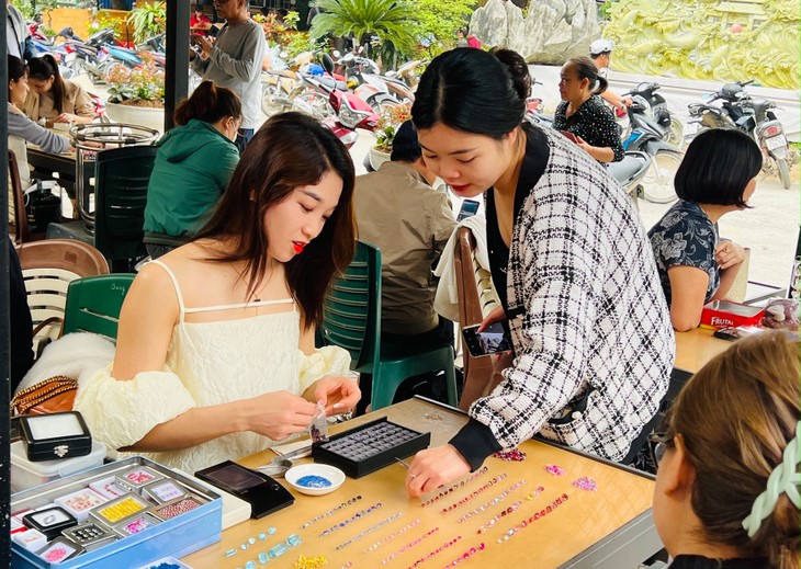 Bên trong phiên chợ đá quý bày bán như rau tại Việt Nam - Hình 5 Ben trong phien cho da quy bay ban nhu rau tai Viet Nam-Hinh-5