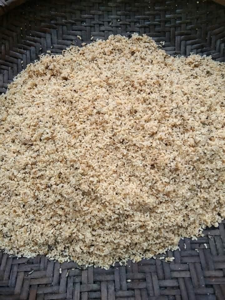 Chị em đua nhau mua bánh trứng kiến, tiểu thương hốt bạc Chi em dua nhau mua banh trung kien, tieu thuong hot bac