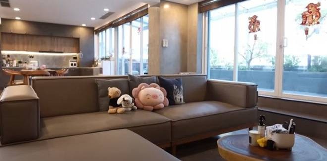 Cận cảnh penthouse 3 tầng có sân vườn xanh mướt của Ngô Kiến Huy - Hình 5 Can canh penthouse 3 tang co san vuon xanh muot cua Ngo Kien Huy-Hinh-5