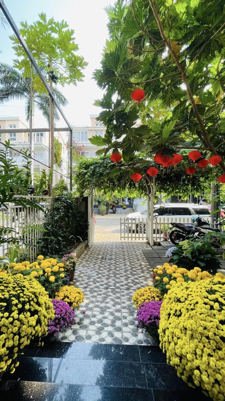 Cận cảnh khu vườn ngập hoa lá đẹp mộng mơ của Thân Thúy Hà - Hình 4 Can canh khu vuon ngap hoa la dep mong mo cua Than Thuy Ha-Hinh-4