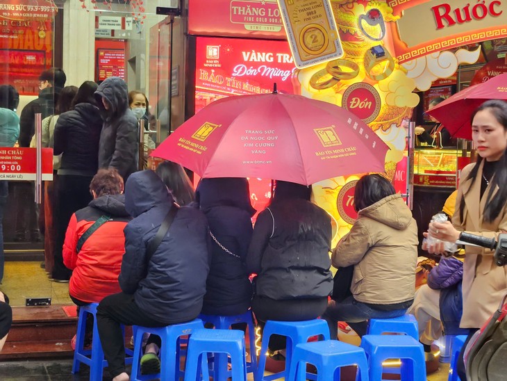 “Đội mưa lạnh” chờ mua vàng trước ngày vía Thần Tài - Hình 3 “Doi mua lanh” cho mua vang truoc ngay via Than Tai-Hinh-3