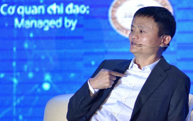 Jack Ma, Amazon sẽ đổ bộ vào Việt Nam ảnh 1 Tỷ phú Jack Ma, Chủ tịch Tập đoàn Alibaba chia sẻ tại Hà Nội, ngày 06/11/2017.