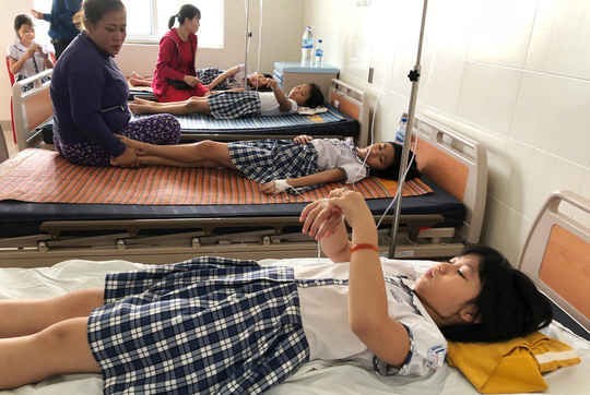 Sau khi uống trà sữa, hàng chục học sinh nhập viện cấp cứu. (Ảnh: NLĐ) ngo-doc