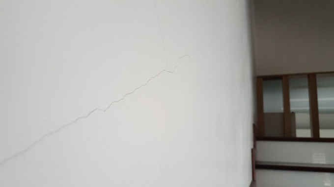 Những vết nứt, gãy hiện rõ trên những bức tường trong nhà anh Đông.