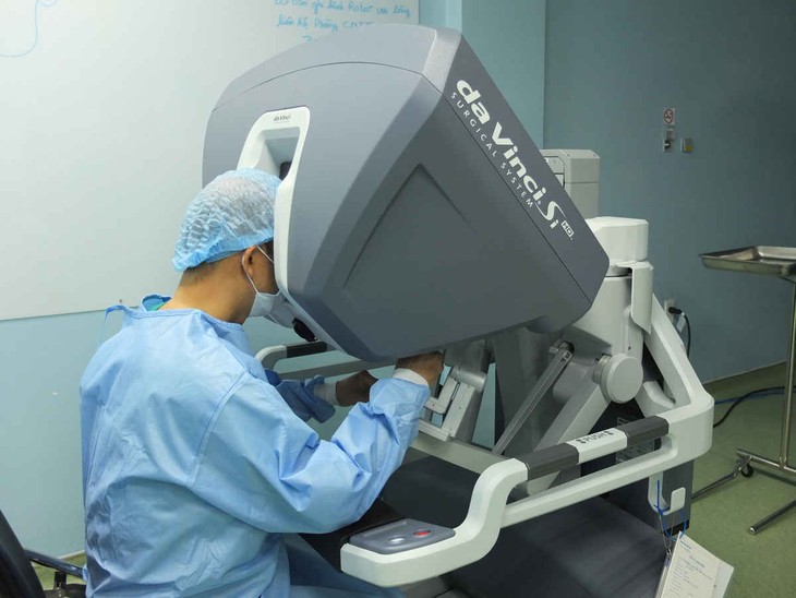PGS.TS.BS Nguyễn Phúc Cẩm Hoàng đang phẫu thuật robot.