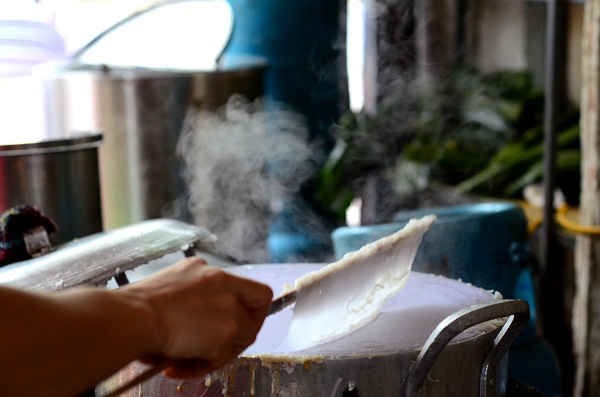 Lớp bánh tráng mỏng trông dẻo mướt, mỏng manh trong hơi nước bốc lên như làn sương sớm