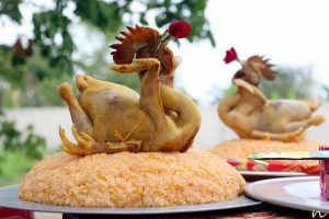 Bày trí đĩa xôi con gà trên ban thờ