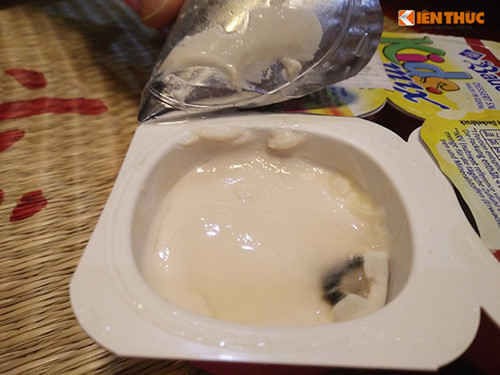 Bé 16 tháng ngộ độc sau khi ăn sữa chua hỏng mua tại KidsPlaza? - Hình 3 Be 16 thang ngo doc sau khi an sua chua hong mua tai KidsPlaza?-Hinh-3