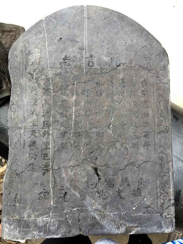 hai bia đá cổ