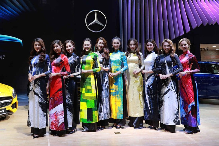 /Uploaded/khds.1cdn.vn/2018/09/16/dan-mau-ao-dai-toa-sang-cung-ngoi-sao-ba-canh1.jpg