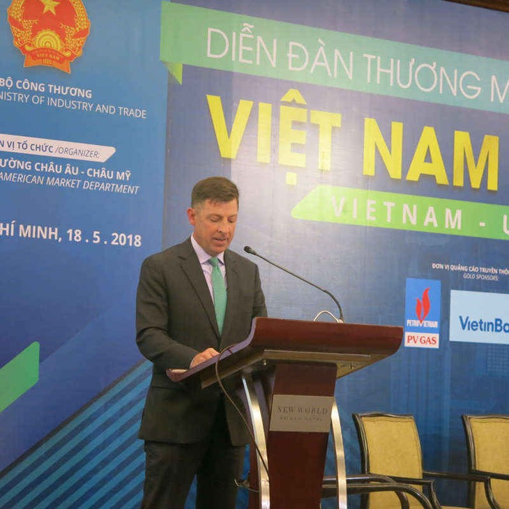 Ông Tim Liston - Phó Tổng Lãnh sự quán Mỹ tại TPHCM đang chia sẻ tại diễn đàn.