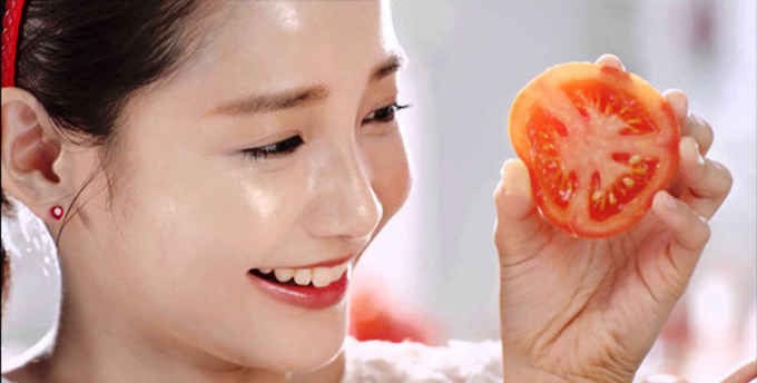 Làm trắng da và mờ vết thâm hiệu quả với cà chua Làm trắng da và mờ vết thâm hiệu quả với cà chua