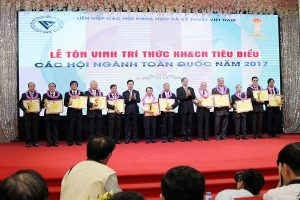 /Uploaded/khds.1cdn.vn/2018/09/16/le-ton-vinh2-300x200.jpg
