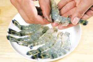 Mẹo bóc vỏ tôm nhanh