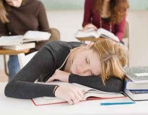 7 bệnh từ thói quen ngủ gục trên bàn ảnh 1 7 bệnh từ thói quen ngủ gục trên bàn ảnh 1