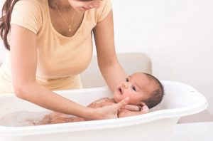 Tắm mướp đắng, lá kinh giới cho trẻ