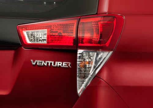 /Uploaded/khds.1cdn.vn/2018/09/16/toyota-viet-nam-gioi-thieu-hai-phien-ban-innova-cai-tien-2017-5.jpg