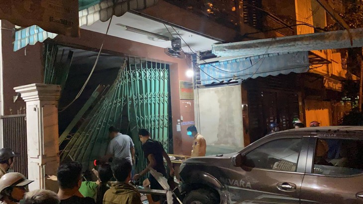 Kinh hãi khoảnh khắc ô tô lao như bay vào nhà dân giữa đêm khuya - 2 Kinh hãi khoảnh khắc ô tô lao như bay vào nhà dân giữa đêm khuya - 2