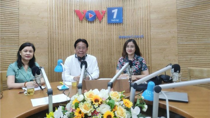 Quốc hội khóa XV: Kế thừa và phát huy thành quả của nhiệm kỳ trước ảnh 1 Ông Nghiêm Vũ Khải (ảnh giữa) và bà Nguyễn Phương Thủy (ảnh trái) tại chương trình Đối thoại.