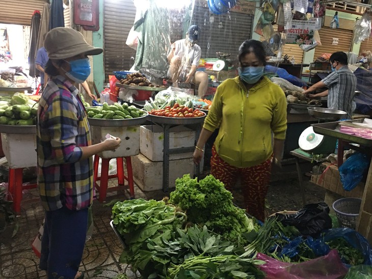 Nếu mua rau, củ quả tại các chợ truyền thống nên chọn các quầy bán không gần những khu vực có nguy cơ ô nhiễm cao. img_2884.jpg