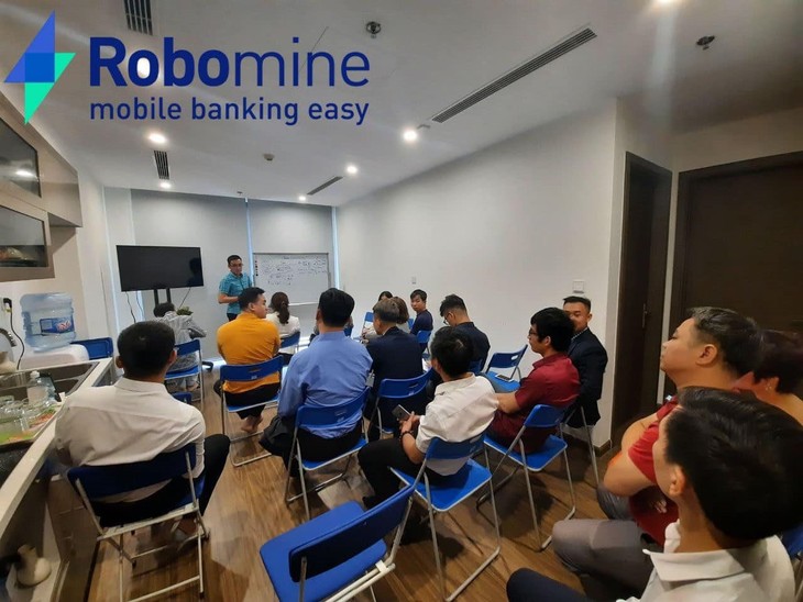 Đối tượng Đoàn Mạnh Tuấn đứng lớp giới thiệu về Robomine để thu hút nhà đầu tư. 2.jpg