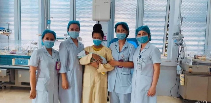 Đội ngũ y bác sĩ Khoa Nhi cùng mẹ và bé trước khi ra viện. teo-ruot-suy-ho-hap-1.jpg
