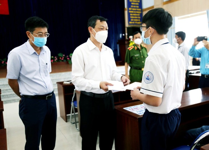 TS.BSCKII Nguyễn Tri Thức, Giám đốc Bệnh viện Chợ Rẫy TPHCM đã trao 4 suất "Học bổng Đỡ đầu" cho 4 học sinh mất người thân vì Covid-19 ở Quận 8. bs-thuc-2.jpg