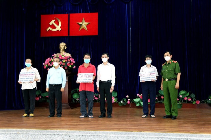 Ngoài các suất học bổng được trao cho các em học sinh tại Quận 8, Bệnh viện Chợ Rẫy TPHCM sẽ tiếp tục trao các suất học bổng cho 1 số em học sinh tại Quận 5 và Quận 11. bs-thuc-4.jpg