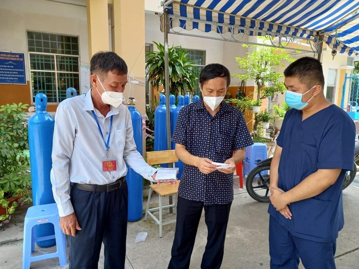 TS Nguyễn Thanh Hà (ở giữa) kiểm tra việc phát túi thuốc cho F0 tại Cát Lái. phuong-cat-lai-thu-duc.jpg