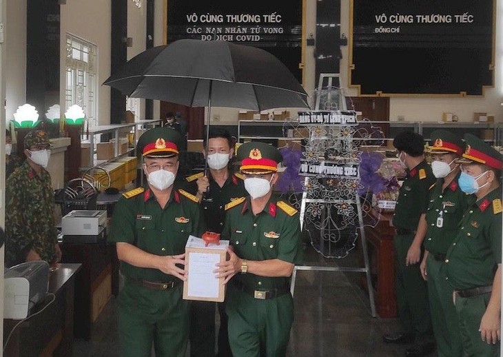 Tro cốt nạn nhân Covid-19 thuộc các tỉnh miền Trung được Bộ Tư lệnh TPHCM bàn giao cho đoàn công tác thuộc Quân khu 5. tro-cot-nan-nhan-covid-19-o-mien-trung-duoc-bo-tu-lenh-tphcm-ban-giao-cho-doan-cong-tac-thuoc-quan-khu-5..jpg