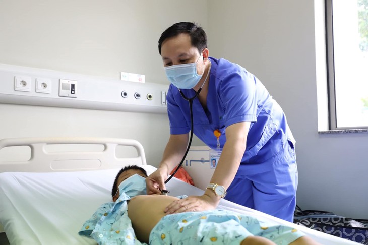 TS. BS Lê Ngọc Duy thăm khám cho trẻ trước khi ra viện 8-tre-ngo-doc-hong-chau-1.jpg
