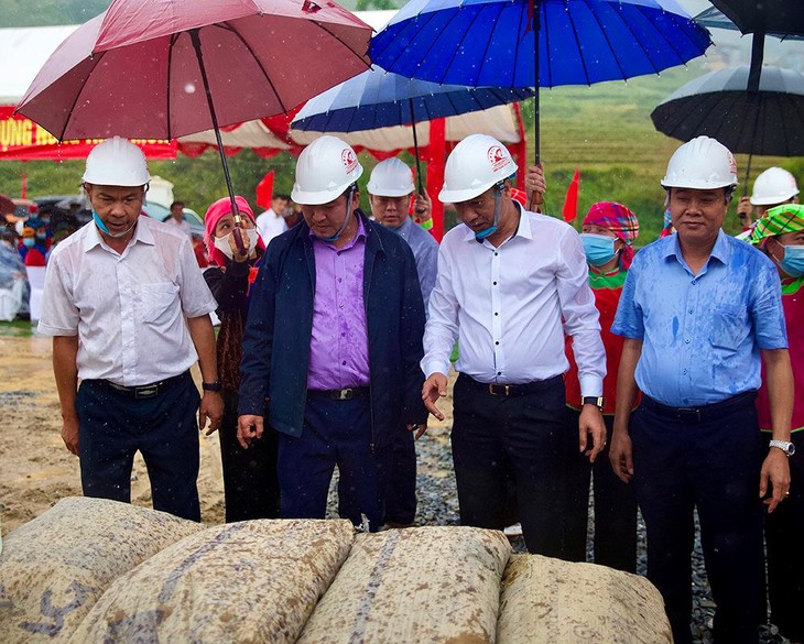 2.000 tấn xi măng do T&T Group trao tặng thị xã Sa Pa sẽ giúp cứng hoá nền nhà và làm đường, đảm bảo điều kiện sống tối thiểu cho bà con các dân tộc thiểu số tại địa phương, phục vụ giao thông đi lại thuận lợi, góp phần phát triển kinh tế - xã hội và xoá đói giảm nghèo trong thời gian tới. t-t-group-1.jpeg