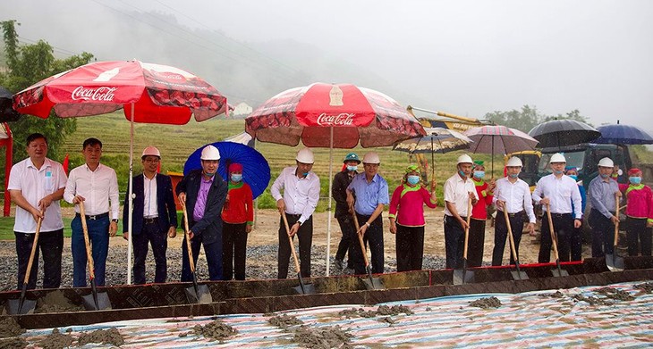 Các đại biểu thực hiện nghi lễ khởi công xây dựng tuyến đường liên gia thôn Tả Van Dáy I, xã Tả Van, thị xã Sa Pa. t-t-group-2.jpeg