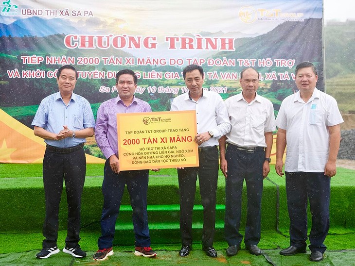 Ông Nguyễn Anh Tuấn, Phó Tổng Giám đốc Tập đoàn T&T Group trao tặng 2.000 tấn xi măng cho ông Vương Trinh Quốc, Chủ tịch UBND thị xã Sa Pa. t-t-group.jpeg