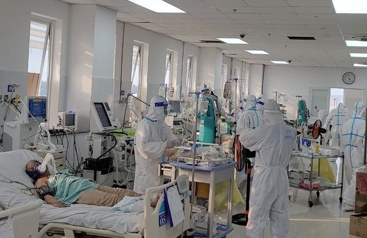 Với 700USD cho 1 đợt điều trị, chi phí thuốc uống này vẫn còn rất đắt so với nhiều thuốc kháng virus cho các loại bệnh khác. Ảnh tư liệu: Bệnh nhân Covid-19 điều trị tại một bệnh viện dã chiến. bv-da-chien-1.jpg