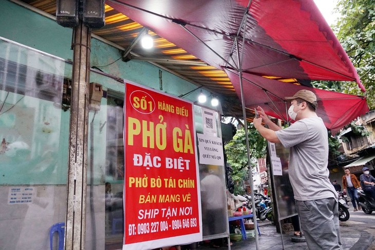 Người dân quét mã QR trước khi vào hàng phở gà trên phố Hàng Điếu mo-nha-hang-ha-noi-3.jpg