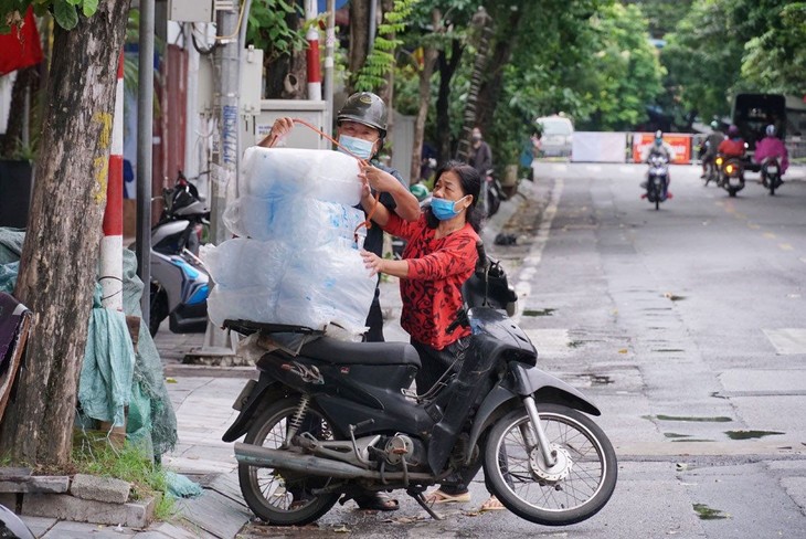 Điểm bán đá sạch trước rạp Hồng Hà đang chuẩn bị ship hàng đến các quán ăn, nhà hàng gần đó. mo-nha-hang-ha-noi-5.jpg